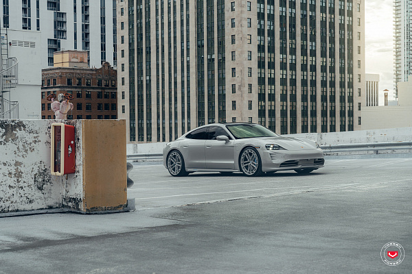 Фото дисков Vossen LC3-03T Глянцевый графит на Porsche Taycan I