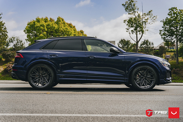 Фото дисков Vossen HF-7 Черный глянец на Audi Q8