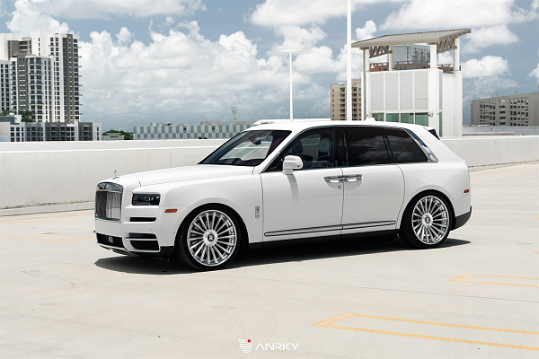 Фото дисков Anrky RF-382 Глянцевый лак на Rolls-Royce Cullinan
