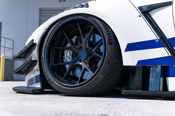 Фото дисков Strasse Wheels SM5R Deep Concave FS Черный глянец на Nissan GT-R