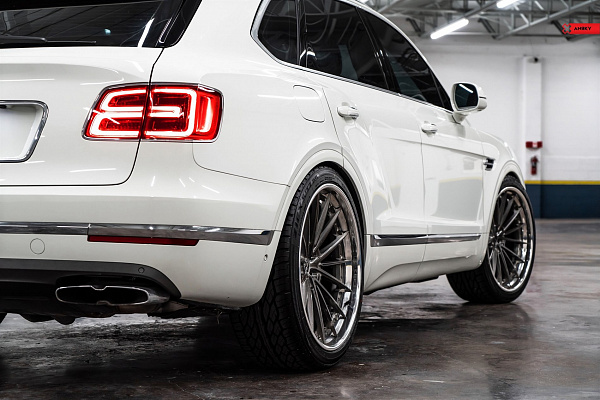 Фото дисков Anrky AN39 Глянцевый темный лак на Bentley Bentayga