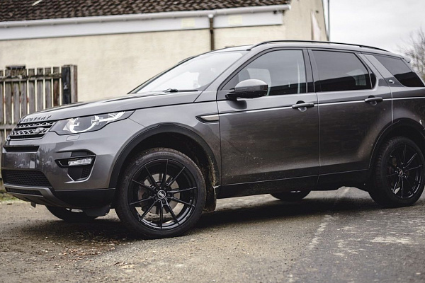 Фото дисков Bola B19 Черный глянец на Land Rover Discovery Sport