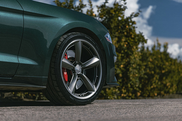 Фото дисков American Racing TTF Сатиновый графит на Ford Mustang VI