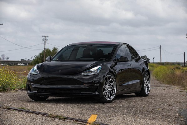 Фото дисков HRE FF10 Серебро на Tesla Model 3