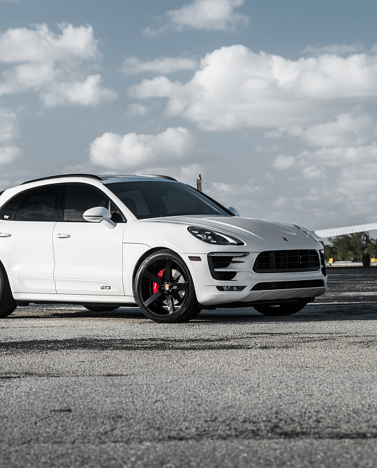 Фото дисков CV3 Черный глянец на Porsche Macan I