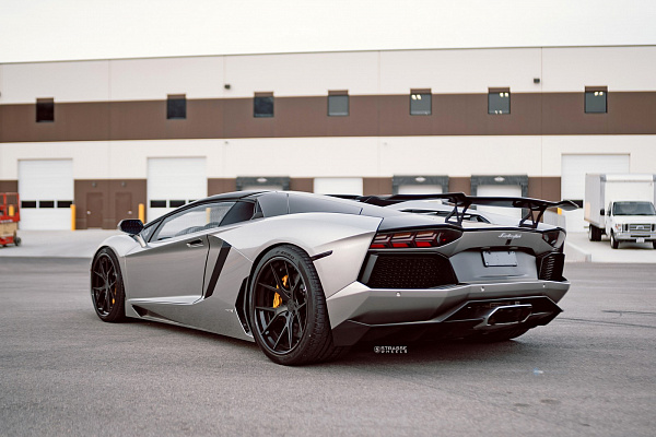 Фото дисков Strasse Wheels SM5R Deep Concave FS Черный матовый на Lamborghini Aventador