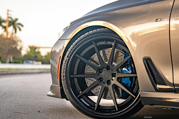 Фото дисков Strasse Wheels R10 Deep Concave FS Черный сатин на BMW 7 (G11/G12)