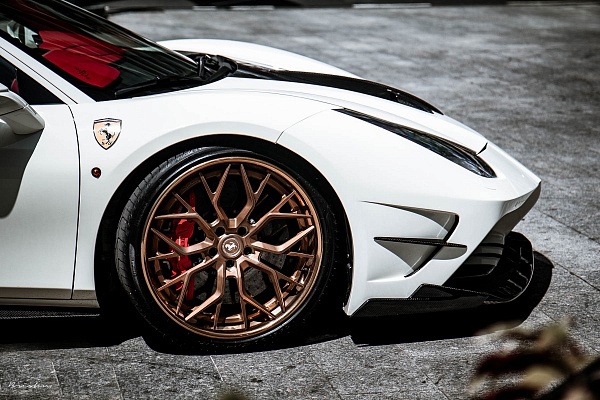Фото дисков Brixton Forged PF10 Сатиновая бронза на Ferrari 488