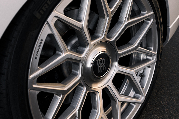 Фото дисков Strasse Wheels SV20M Deep Concave Duoblock RR Сатиновый тонированный лак на Rolls-Royce Cullinan