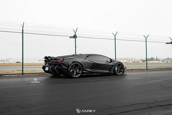 Фото дисков Anrky XR-205 Черный глянец на Lamborghini Revuelto