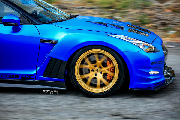 Фото дисков Strasse Wheels SM5R Deep Concave Monoblock Сатиновое золото на Nissan GT-R