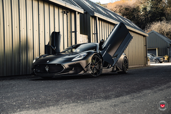 Фото дисков Vossen VPS-1 Черный глянец на Maserati MC20