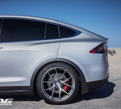 Фото дисков HRE P101 на Tesla Model X