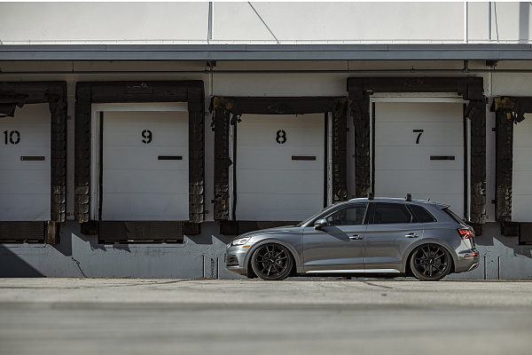 Фото дисков Rotiform BTL Черный сатин на Audi Q5 (FY)