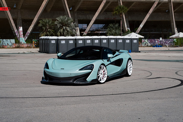 Фото дисков Anrky AN18 Белый глянец на McLaren 600