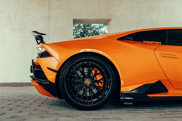 Фото дисков Strasse Wheels SV10M Deep Concave FS Черный глянец на Lamborghini Huracan