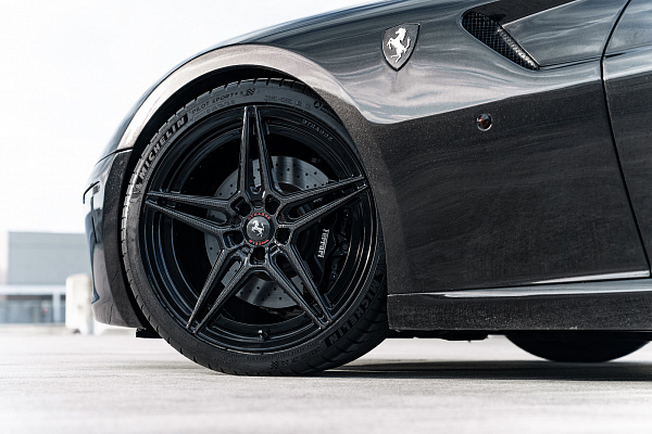 Фото дисков Strasse Wheels SV2 Deep Concave Duoblock Другой цвет на Ferrari 599