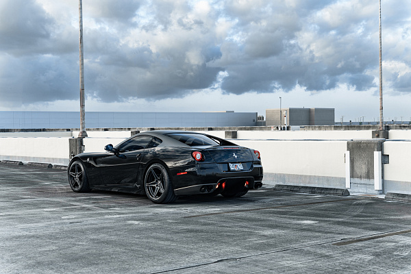 Фото дисков Strasse Wheels SV2 Deep Concave Duoblock Другой цвет на Ferrari 599