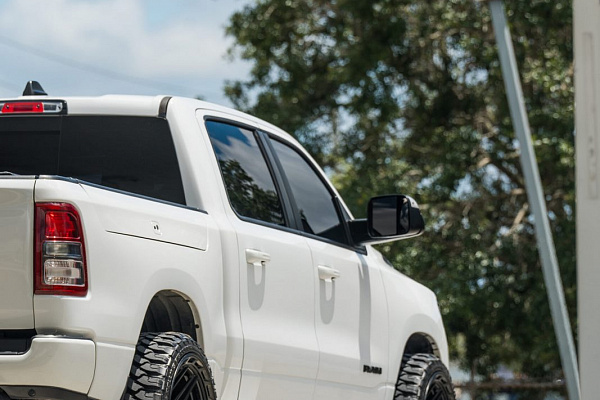 Фото дисков 4PLAY 4P55 Черный глянец на Ram 1500 V