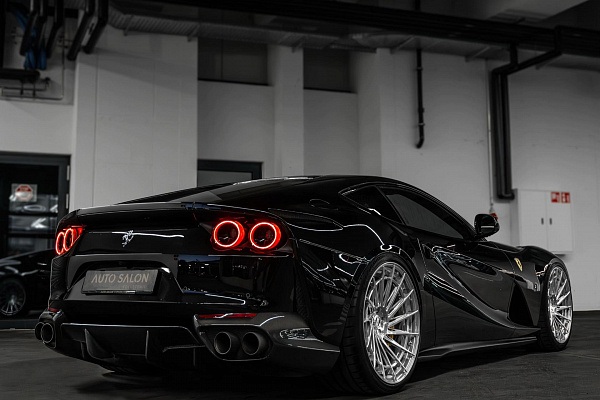 Фото дисков Radi8 R801 2-Piece Полированный лак на Ferrari 812