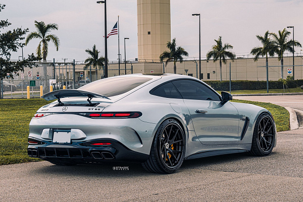 Фото дисков Strasse Wheels SM5RT Deep Concave FS Черный глянец на Mercedes-Benz AMG GT II