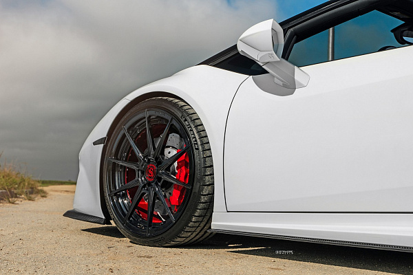 Фото дисков Strasse Wheels SV10 Deep Concave Duoblock Черный глянец на Lamborghini Huracan