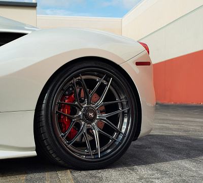 Фото дисков 1886 Wheels XR004 на Ferrari 488