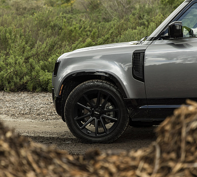 Фото дисков Rotiform BTL на Land Rover Defender II