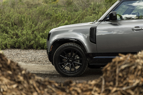 Фото дисков Rotiform BTL Черный сатин на Land Rover Defender II