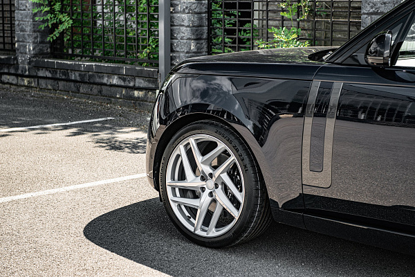 Фото дисков Kahn Type 52 RS Сатиновый лак на Range Rover V