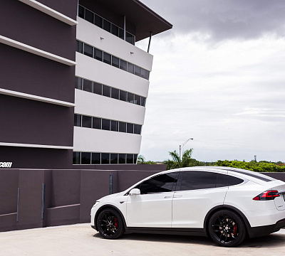 Фото дисков HRE P201 на Tesla Model X