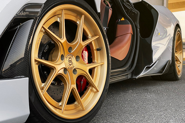 Фото дисков Strasse Wheels SM5R Deep Concave FS Сатиновое золото на McLaren 720S
