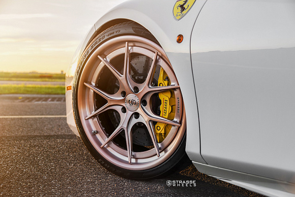 Фото дисков Strasse Wheels SM5R Deep Concave FS Сатиновая темная медь на Ferrari 488