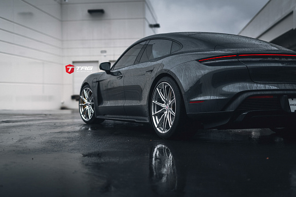 Фото дисков HRE P104SC Полированный лак на Porsche Taycan I