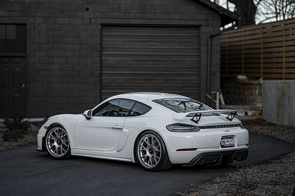 Фото дисков Rotiform TUF Серебро на Porsche Cayman III