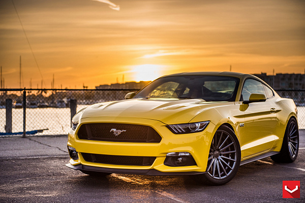 Фото дисков Vossen VFS-2 Глянцевый графит на Ford Mustang VI