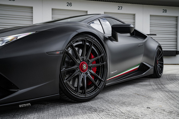 Фото дисков Strasse Wheels SV12 Deep Concave Duoblock Черный глянец на Lamborghini Huracan