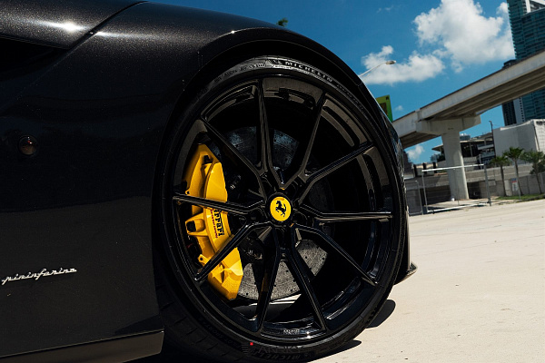 Фото дисков Anrky AN12 Черный глянец на Ferrari F12