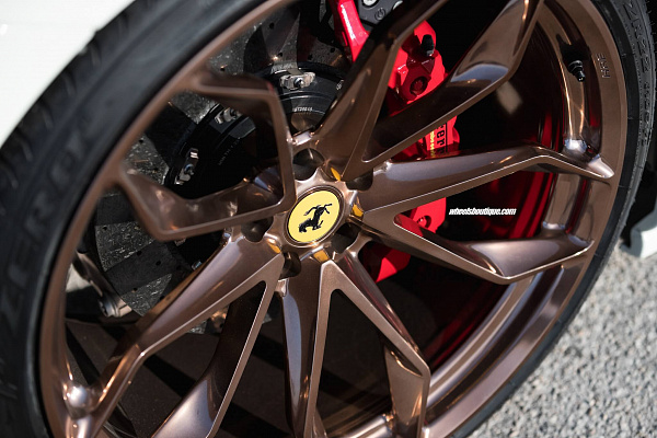 Фото дисков HRE P201 Глянцевая бронза на Ferrari 488