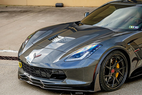 Фото дисков Strasse Wheels SM5RT Deep Concave FS Черный глянец на Chevrolet Corvette C7