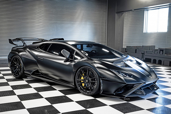 Фото дисков Strasse Wheels SV12 Deep Concave Duoblock Черный глянец на Lamborghini Huracan