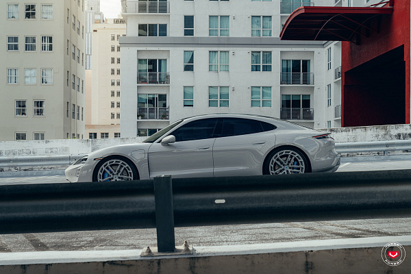 Фото дисков Vossen LC3-03T Глянцевый графит на Porsche Taycan I