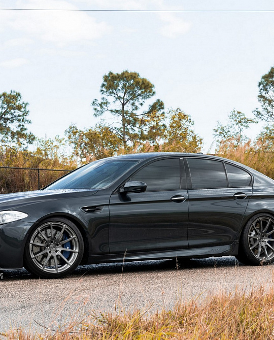 Фото дисков R10 Deep Concave Monoblock Сатиновый темный лак на BMW 5/M5 (F10)