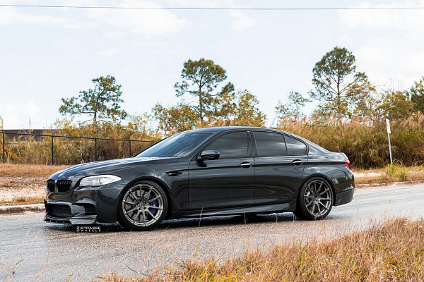 Фото дисков Strasse Wheels R10 Deep Concave Monoblock Сатиновый темный лак на BMW 5/M5 (F10)
