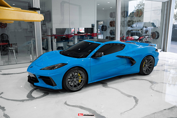 Фото дисков HRE S104SC Сатиновый графит на Chevrolet Corvette C8