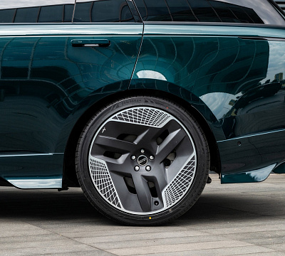 Фото дисков Kahn Type 33 Fintail на Range Rover V
