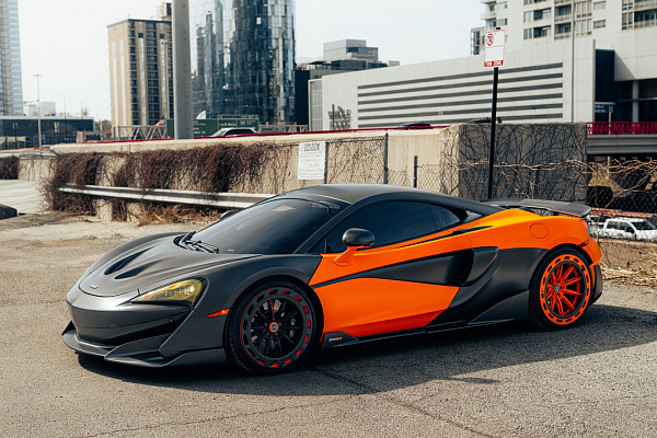 Фото дисков Brixton Forged FDE11 Aerotech Черный сатин на McLaren 600
