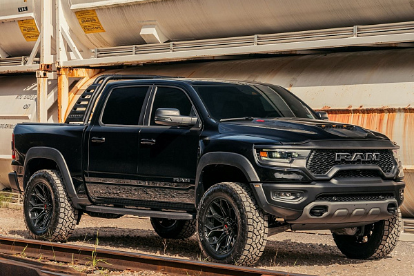 Фото дисков 4PLAY 4P83 Черный глянец на Ram 1500 V