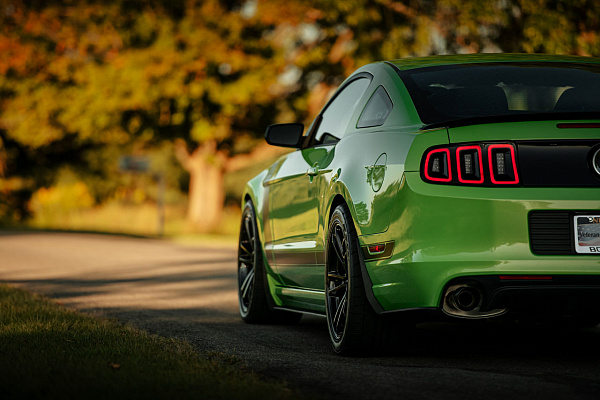 Фото дисков American Racing MACH FIVE Черный глянец на Ford Mustang V