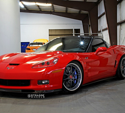 Фото дисков Strasse Wheels R10 Signature на Chevrolet Corvette C6